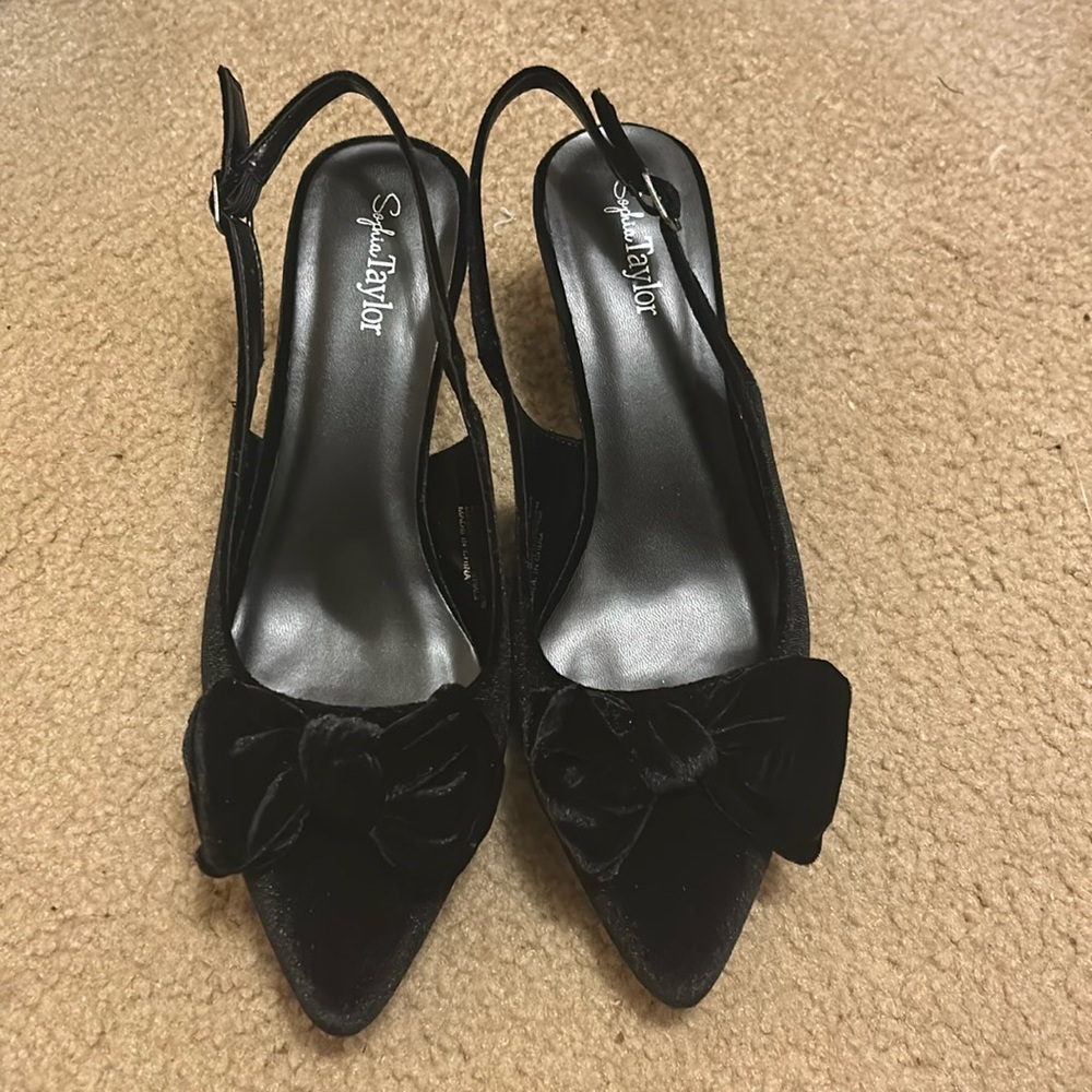 Sophia Taylor black velvet new worn once for a dinner party. With box!!!!